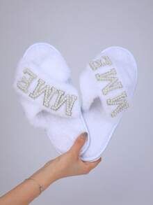 1 件舒适白色珍珠装饰新娘拖鞋优雅毛绒设计，柔软面料衬里，适合单身派对和婚礼庆典