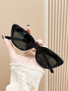 一副男女通用猫眼黑色镜框时尚太阳镜，适合电子音乐节、旅行、度假、运动、驾驶、假日装扮、海滩、郊游、夏季配饰、家庭出游、高尔夫、徒步旅行、优雅着装、街头风格配饰、度假氛围、运动、派对、户外活动、街头风格、钓鱼、户外活动、假期。 - 黑灰 - 查看 3