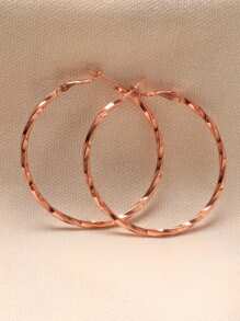 1 paire de boucles d'oreilles créoles à couches plaquées or rose sculptées
