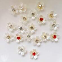 50朵/袋，14毫米五瓣树脂紫薇花，金色底座爪镶水钻、珍珠，用于服装装饰