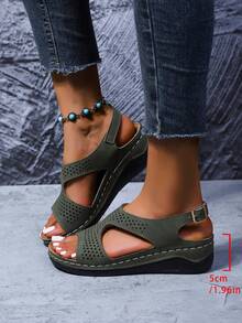 夏季女士休闲坡跟镂空厚底凉鞋，压花可调节钩环平台，舒适坡跟，露趾设计，纯色时尚凉鞋，绿色、棕色、白色