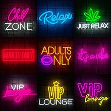 Cartello al neon a zona di curl, Justst Re/È un'atmosfera/VIP Lounge/Adulti solo cartello al Neon LED per bar e uomini, decorazione per pareti di stanze da donna, camera da letto, stanza del game, loung, club, arte da parete per feste, alimentato da 5V USB, controllo del pulsante, E per install.