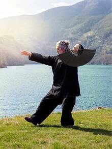 1把女士折叠手扇 - 武术扇 - 大号折叠扇 | 尼龙布复古扇，中国功夫太极舞装饰手扇，非常适合返校、毕业、派对和舞蹈活动 - 绝佳的礼物选择。 - 彩色 - 查看 10