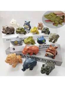 Tecforood 1/3/5/7/12款随机、不重复的恐龙咬手指玩具模型可供选择。这些模型造型生动逼真，采用防摔材质，拥有多种恐龙动物造型（适合用作展示挂件/桌面摆件）。咬手指的细节提升了互动乐趣（提升了游戏体验）。