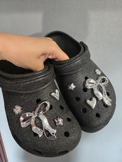 8个时尚银色蝴蝶结和心形可拆卸鞋夹，适用于凉鞋、拖鞋，节日派对礼物