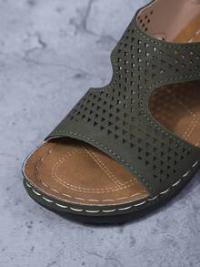 夏季女士休闲坡跟镂空厚底凉鞋，压花可调节钩环平台，舒适坡跟，露趾设计，纯色时尚凉鞋，绿色、棕色、白色