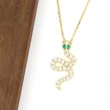 1 件 925 纯银金色蛇形吊坠项链，镶嵌璀璨钻石和祖母绿，彰显奢华优雅，适合晚会、婚礼或高端社交活动