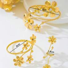 Ein Set aus modischen, personalisierten, europäisch-amerikanisch vintage, anspruchsvollen 3D Blumen-Strass Armband, Armreif, Ring Schmuckset, Party-Geschenk für Frauen