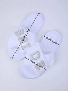 1 件舒适白色珍珠装饰新娘拖鞋优雅毛绒设计，柔软面料衬里，适合单身派对和婚礼庆典