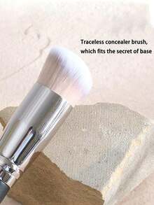 这款光泽手柄化妆刷拥有柔软浓密的刷毛，男女皆宜，适用于遮瑕、晕染、定妆粉、液体、膏状和抛光等各种化妆品。它还可以用来修饰鼻型和遮盖瑕疵。 - 黑色 - 查看 12