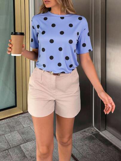 Camiseta con lunares negros estilo casual – Look urbano moderno y fresco