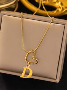 Un nuevo y fashionable colgante de corazón hueco dorado, collar con cadena de espiga de acero inoxidable de 26 letras del alfabeto de la A a la Z para mujer