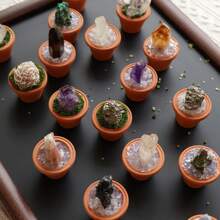 1 pieza de Piedras de cristal de amatista natural en una base de maceta de arcilla mini | Artesanía tipo maceta de piedra curativa | Decoración y ornamento de energía de Feng Shui para el hogar