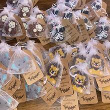 Juego de 6 piezas, llaveros de animales de la selva lindos, recuerdos de fiesta con tema de zoológico, llaveros de animales salvajes con etiquetas de papel marrón y bolsas de gasa blanca, juego completo de 18 piezas (6 llaveros, 6 tarjetas de agradecimiento, 6 bolsas de regalo), adecuado para baby shower, decoraciones de fiesta de cumpleaños, regalos, decoraciones de fiesta familiar con tema de animales de la selva, llaveros de león, jirafa, elefante, decoración de fiesta con tema de animales salvajes. - Multicolor - Ver 5
