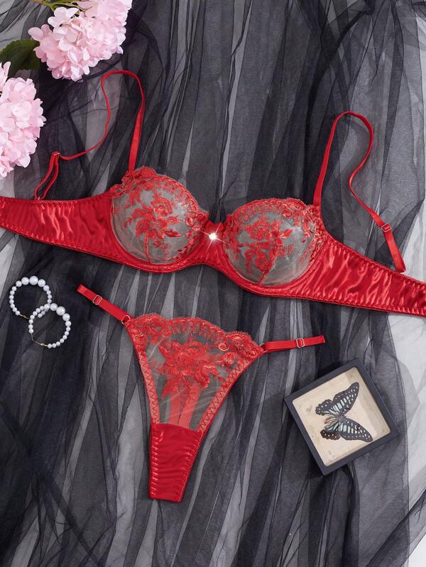 Lingerie sexy avec un motif de broderie florale rouge romantique - un mélange parfait de passion, d'élégance et de charme, mettant en valeur une fusion unique de style et de sophistication.