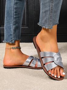 新款春夏品牌H型拖鞋，女士时尚休闲凉拖，罗马风格一脚蹬，舒适一脚蹬穆勒鞋，颜色有黑色、米色、棕色、平底、压花，博主推荐沙漠绑带法式高端水钻厚底厚底凉鞋，沙滩鞋，新款仙女风格凉鞋，低跟圆头一脚蹬拖鞋，简约室内外防滑拖鞋，女士鳄鱼皮绑带凉鞋，百搭金属装饰平底拖鞋，夏季时尚拖鞋 - 銀色 - 查看 4