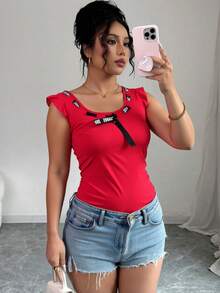 DEVIT - Blusa sin mangas para mujer con cuello redondo, volantes sutiles en los hombros y detalle de lazo con cinta estampada "SAVAGE", estilo casual streetwear, en tela ligera y fresca, ideal para verano, disponible en varias tallas - Rojo - Ver 1