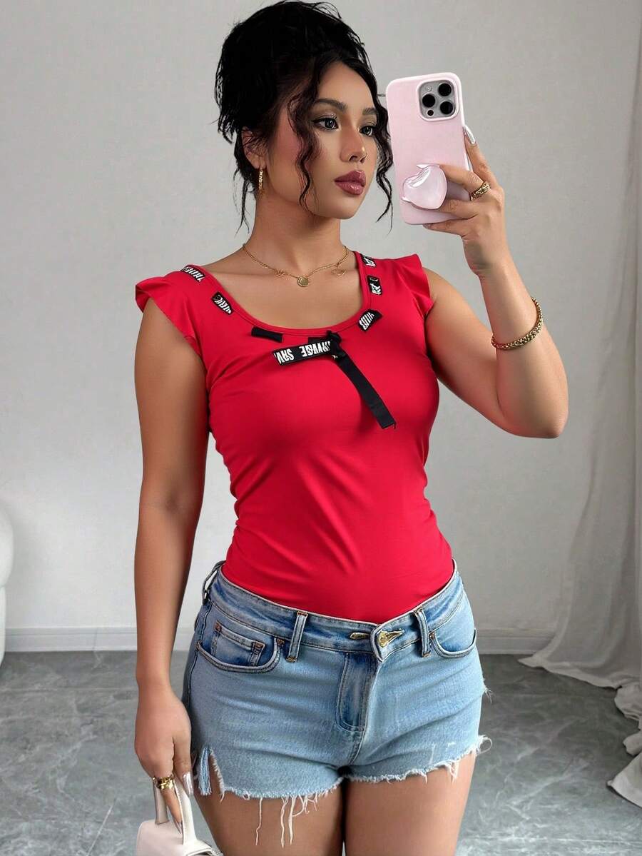 DEVIT - Blusa sin mangas para mujer con cuello redondo, volantes sutiles en los hombros y detalle de lazo con cinta estampada "SAVAGE", estilo casual streetwear, en tela ligera y fresca, ideal para verano, disponible en varias tallas - Rojo - Ver 1