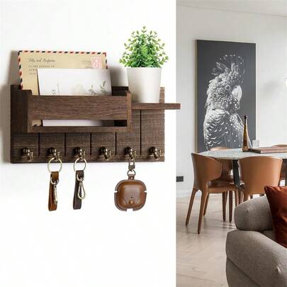 Organizador de llaves y cartas montado en la pared con seis ganchos para llaves, estante de madera para la entrada, decoración del hogar inspirada en el estilo campestre, solución organizativa elegante para las rutinas diarias, acabado de madera natural resistente, diseño de montaje en pared que ahorra espacio, almacena ordenadamente llaves, correo, notas y pequeños accesorios, ideal para pasillos o cuartos de servicio modernos, eleva interiores minimalistas, mejora la conveniencia diaria, construcción resistente, fácil instalación, perfecto para apartamentos pequeños y entradas elegantes, mantiene los artículos esenciales visibles y accesibles.