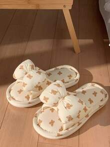 Niedźwiedź w kolorze beżowym