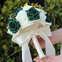 1束深绿色玫瑰花束，饰以金色仿珍珠和叶子，缎带装饰，新娘伴娘婚礼人造PE泡沫玫瑰花束，含永生花PE 2023G，情人节配饰 - 直徑20cm 高25cm - 查看 5