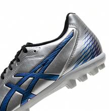 Asics Tacos de fútbol DS LIGHT CLUB AG, zapatos para césped artificial con estabilidad, absorción de impactos, adecuados para hombres y mujeres, entrenamiento y partido, 1103A119 - Plata/Azul - Ver 4