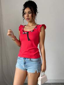 DEVIT - Blusa sin mangas para mujer con cuello redondo, volantes sutiles en los hombros y detalle de lazo con cinta estampada "SAVAGE", estilo casual streetwear, en tela ligera y fresca, ideal para verano, disponible en varias tallas - Rojo - Ver 2
