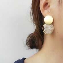 1 对时尚亚克力圆形吊坠耳环，适合女性夏季休闲或聚会佩戴