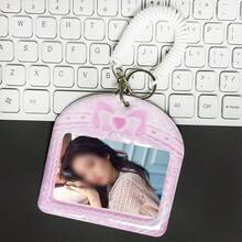 1 pieza Soporte de tarjeta de foto con lazo adorable, Clip horizontal para tarjeta de foto de equipo, Clip para tarjeta de foto rosa y blanco con lazo femenino, Material de PU, se ajusta a película instantánea de 3-3,5 pulgadas, Tarjeta de foto horizontal de celebridad ídolo, Accesorios de anime y juego, Exhibición de tarjetas de foto, Útiles escolares, De vuelta a la escuela - Rosa - Ver 3