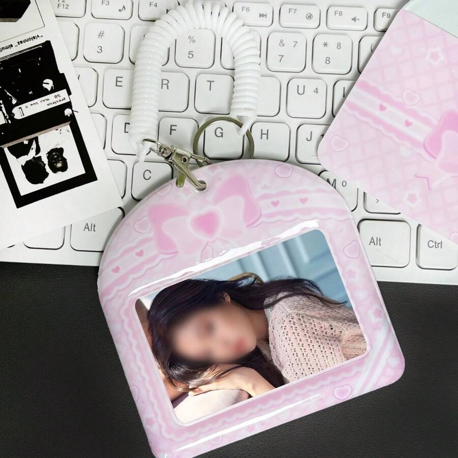 1 pieza Soporte de tarjeta de foto con lazo adorable, Clip horizontal para tarjeta de foto de equipo, Clip para tarjeta de foto rosa y blanco con lazo femenino, Material de PU, se ajusta a película instantánea de 3-3,5 pulgadas, Tarjeta de foto horizontal de celebridad ídolo, Accesorios de anime y juego, Exhibición de tarjetas de foto, Útiles escolares, De vuelta a la escuela - Rosa - Ver 1