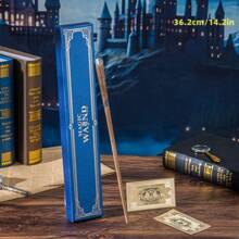 Warner Bros 1 Pieza Juego de Varita de Harry Potter - Varita de Hermione, Varita fabricada con resina finamente detallada con un núcleo de acero en su interior, perfecta para disfraces de Halloween, actuaciones en el escenario, cosplay y juegos de roles. Presentada en una caja de regalo de lujo con estampado de lámina azul, incluye un boleto de "Correo Lechuza" con estampado de lámina de ida y vuelta. Un artículo de coleccionista ideal y un regalo pensativo.