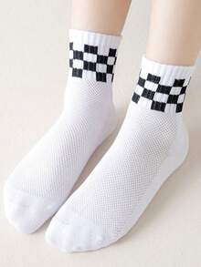1 双黑、白、灰运动网眼中筒袜，适合日常穿着和户外活动