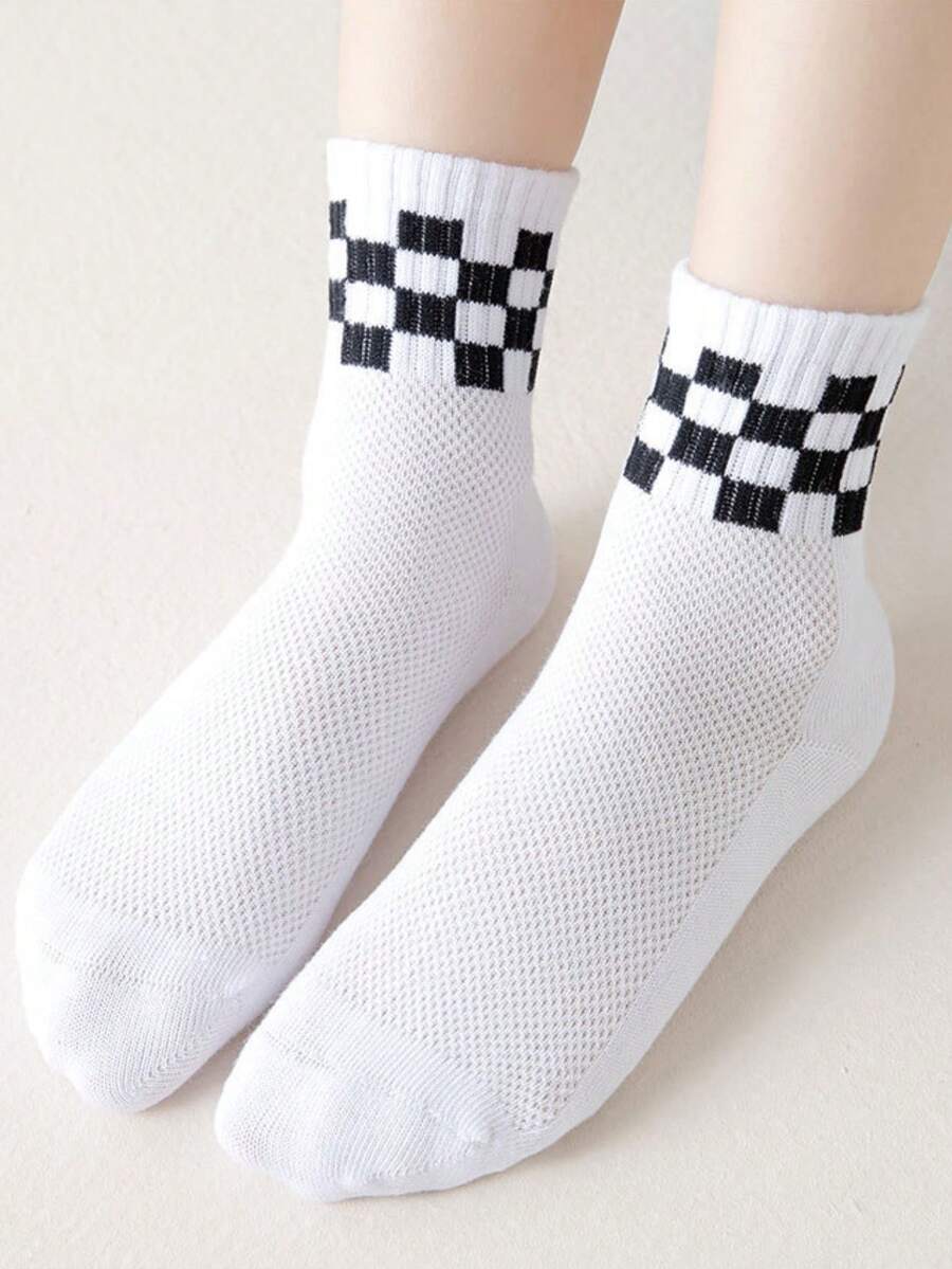 1 双黑、白、灰运动网眼中筒袜，适合日常穿着和户外活动