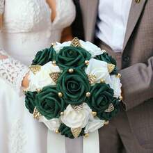 1束深绿色玫瑰花束，饰以金色仿珍珠和叶子，缎带装饰，新娘伴娘婚礼人造PE泡沫玫瑰花束，含永生花PE 2023G，情人节配饰 - 直徑20cm 高25cm - 查看 9