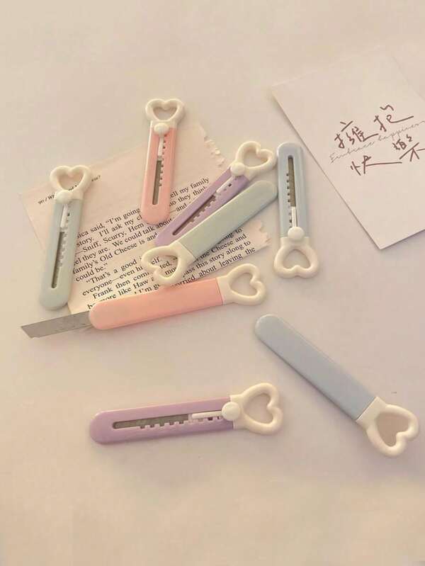 4 piezas/1 pieza Cuchillo utilitario en forma de corazón mini de color aleatorio, portátil, para abrir paquetes de envíos, cortar papel, útil para volver a la escuela, útiles escolares