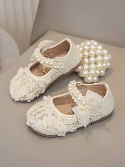 1 Pair Girls Fashionable Elegant Minimalist Pearlescent PU Embroidered Mesh Breathable Hand-Sewn Faux Pearl Bow Decor Hook-And-Loop Floral Edging Soft Non-Slip Easy To Wear Flat Princess Sandals, Suitable For Dresses, Piano Performance, All Seasons
