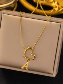 Un nuevo y fashionable colgante de corazón hueco dorado, collar con cadena de espiga de acero inoxidable de 26 letras del alfabeto de la A a la Z para mujer