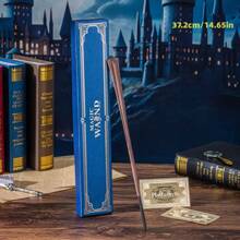 Warner Bros 1 Pieza Juego de Varita de Harry Potter - Varita de Hermione, Varita fabricada con resina finamente detallada con un núcleo de acero en su interior, perfecta para disfraces de Halloween, actuaciones en el escenario, cosplay y juegos de roles. Presentada en una caja de regalo de lujo con estampado de lámina azul, incluye un boleto de "Correo Lechuza" con estampado de lámina de ida y vuelta. Un artículo de coleccionista ideal y un regalo pensativo.