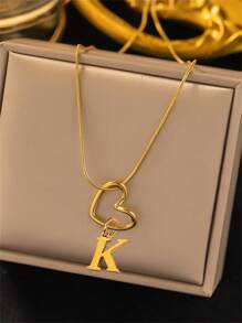 Un nuevo y fashionable colgante de corazón hueco dorado, collar con cadena de espiga de acero inoxidable de 26 letras del alfabeto de la A a la Z para mujer