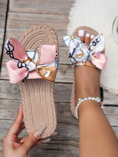 Sandali piatti da donna, design con corda naturale e fiocco, comodi per l'estate, con catena metallica rosa decorativa per l'uso da spiaggia e vacanza