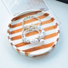 1 حبة طبق سيراميك للمجوهرات ،طبق سيراميك أنيق وأنيق بخطوط رأسية ، مثالي لتنظيم الأقراط والخواتم والقلائد ، هدية مثالية للنساء ، ديكور منزلي ومنظم تخزين للنساء ، ضروريات السفر ، عودة إلى أغراض التخزين بالجامعة اليوم الوطني سعودي توزيعات العودة الى المدرسة