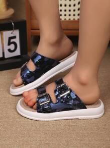 1 Pair Children's Fashionable Soft Thick-Soled Glossy Flat Slide Sandals, Suitable For Home, Beach, Vacation And Outdoor Play In Summer