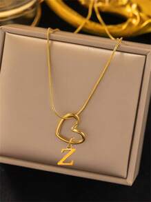 Un nuevo y fashionable colgante de corazón hueco dorado, collar con cadena de espiga de acero inoxidable de 26 letras del alfabeto de la A a la Z para mujer