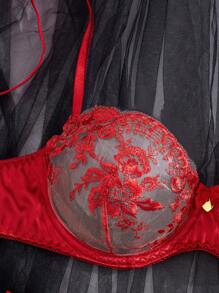 Lingerie sexy avec un motif de broderie florale rouge romantique - un mélange parfait de passion, d'élégance et de charme, mettant en valeur une fusion unique de style et de sophistication.