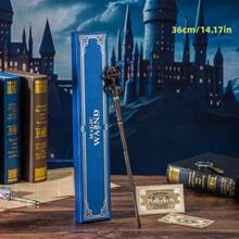 Warner Bros 1 Pieza Juego de Varita de Harry Potter - Varita de Hermione, Varita fabricada con resina finamente detallada con un núcleo de acero en su interior, perfecta para disfraces de Halloween, actuaciones en el escenario, cosplay y juegos de roles. Presentada en una caja de regalo de lujo con estampado de lámina azul, incluye un boleto de "Correo Lechuza" con estampado de lámina de ida y vuelta. Un artículo de coleccionista ideal y un regalo pensativo.