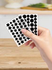 1520片装星星和圆形面部装饰贴纸，装饰效果极佳，适用于各种场合。不含酒精，无香料，温和亲肤，易于粘贴，防水，男女通用。圆形和心形可选：1140/720/304/152/76片。 - 彩色 - 查看 6