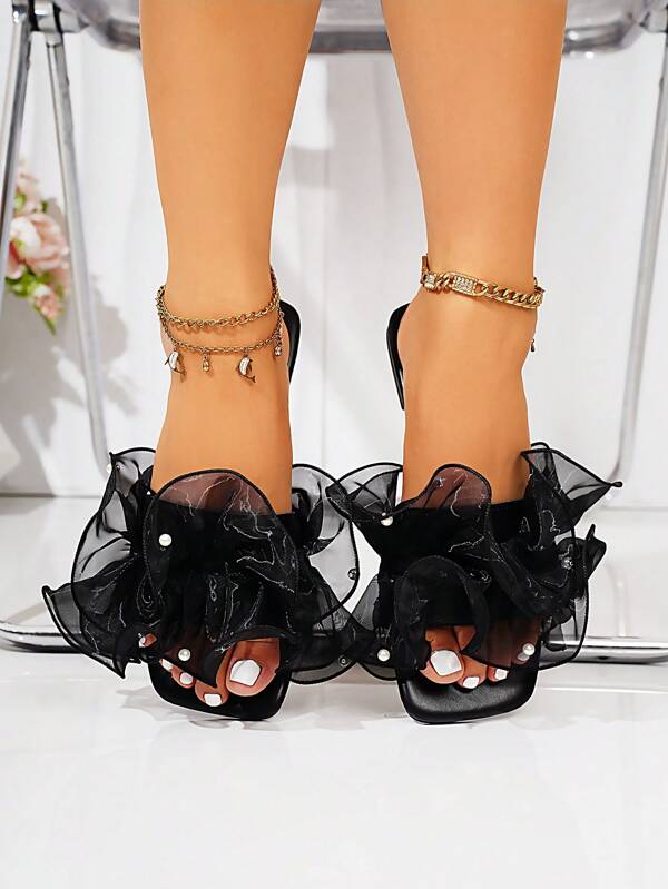 Sandales plates noires confortables et polyvalentes pour femmes, décorées de perles et de maille plissée, style élégant pour l'extérieur, printemps/été
