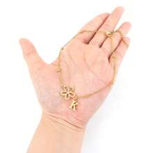 1 pieza Tobillera de acero inoxidable con inicial, flores huecas doradas y cristales artificiales simples y de moda para mujer