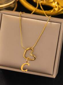 Un nuevo y fashionable colgante de corazón hueco dorado, collar con cadena de espiga de acero inoxidable de 26 letras del alfabeto de la A a la Z para mujer