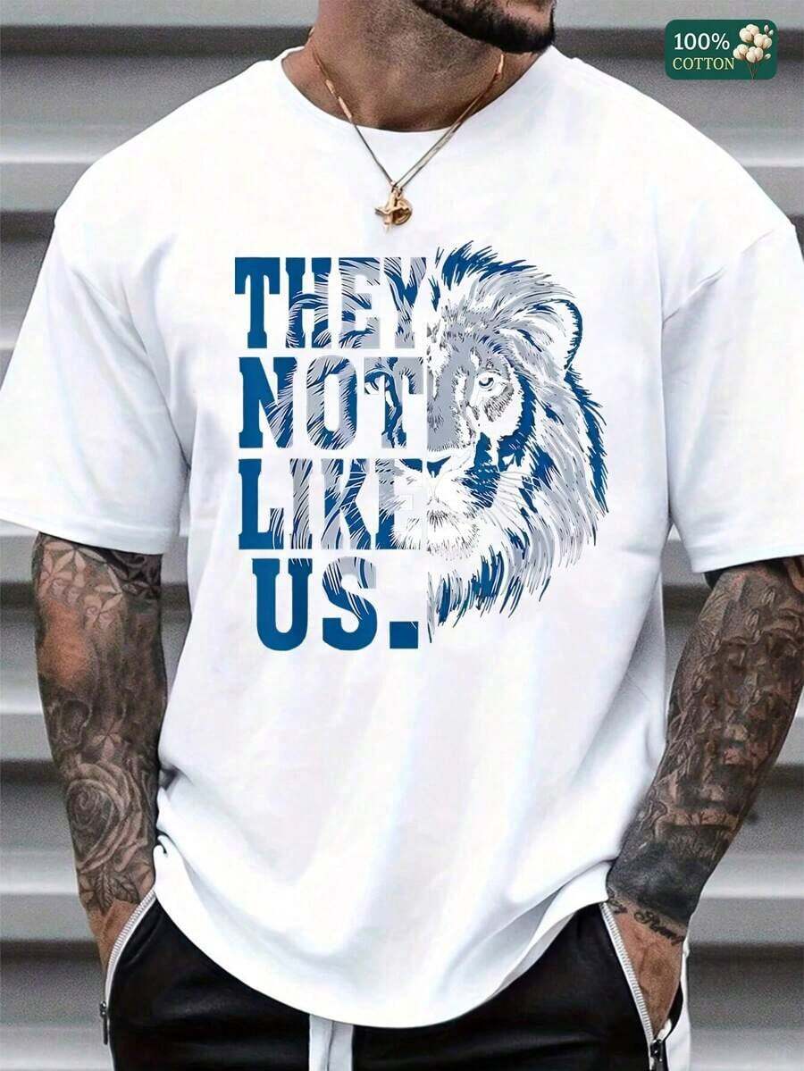 Camiseta unisex de 100% algodón con cuello redondo y manga corta "They Not Like Us" con gráfico de león - Camiseta básica audaz y distintiva para el verano, tops para hombres - Blanco - Ver 1